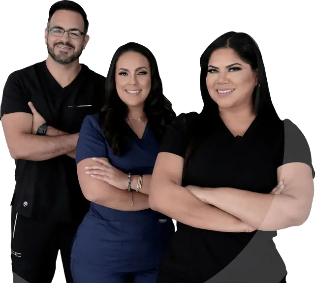 El Dr. Francis Silva, la Dra. Carmen Guillén y la Dra. Jeimi Muñoz con uniforme médico